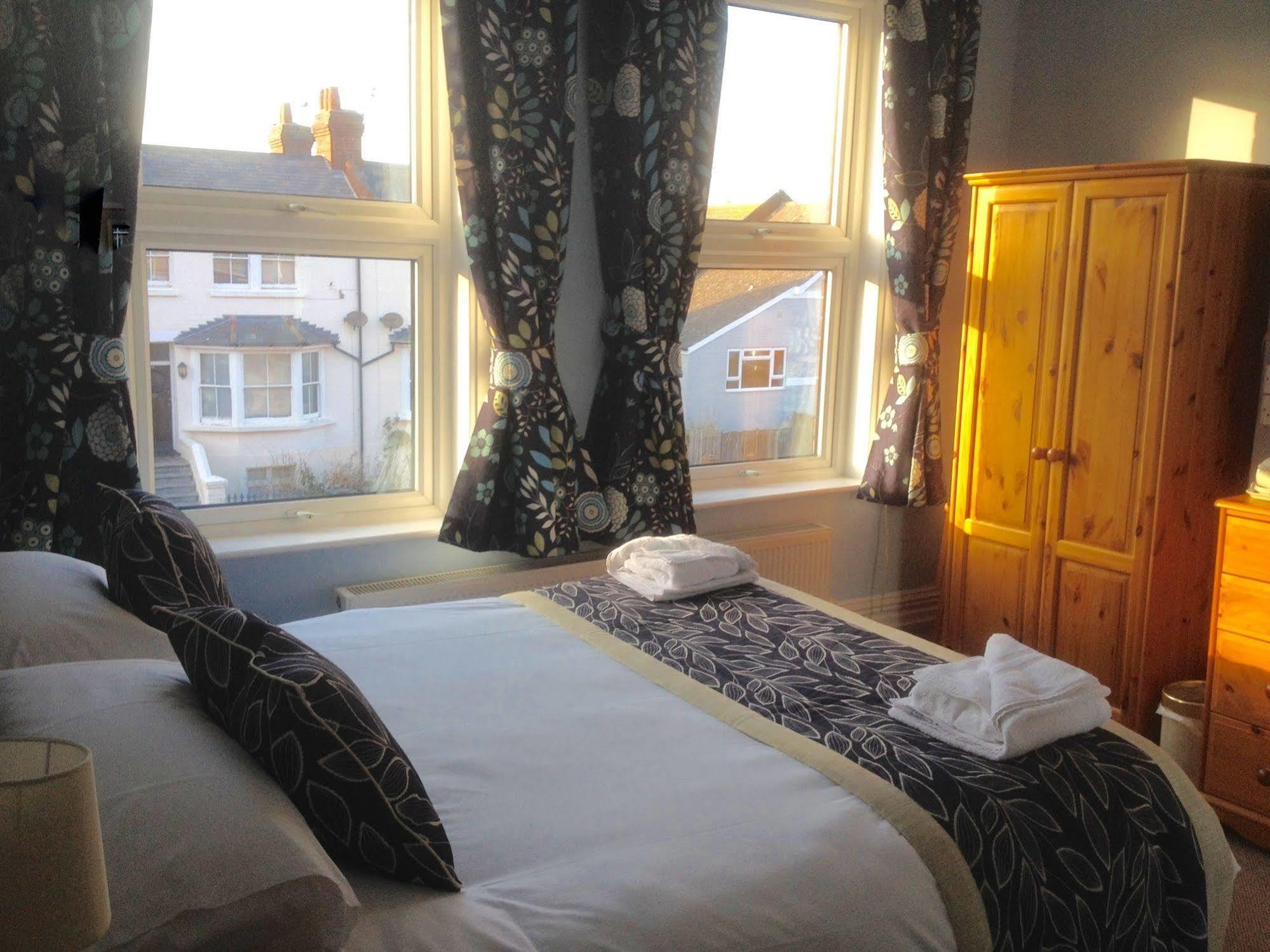 By The Sea Bed And Breakfast Eastbourne Exterior foto